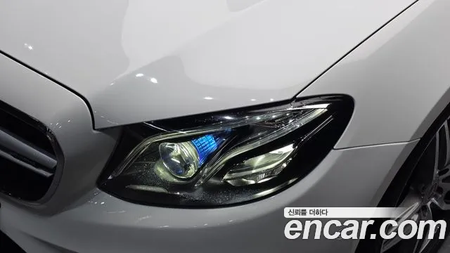 Mercedes-Benz E-Class 2019 thumb 12