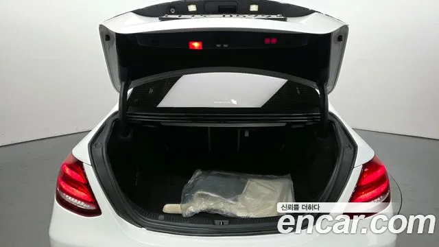 Mercedes-Benz E-Class 2016 thumb 4