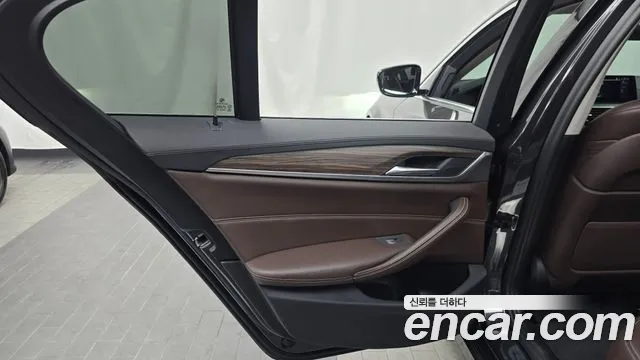 BMW 5 серии 2019 thumb 12
