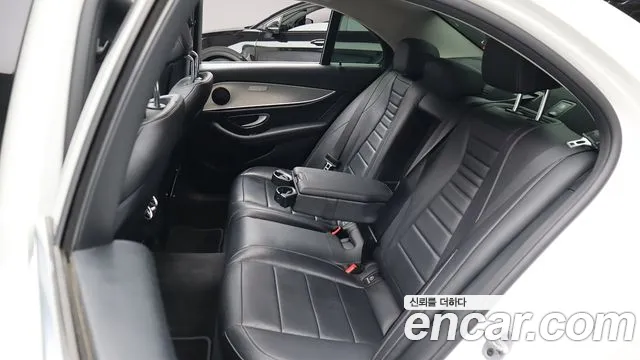 Mercedes-Benz E-Class 2019 thumb 2