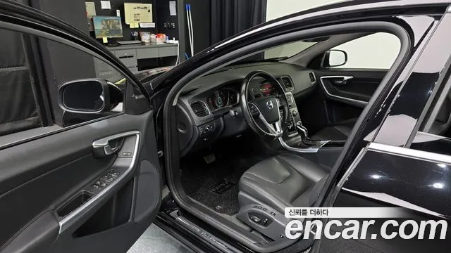 Volvo S60 2015 thumb 2