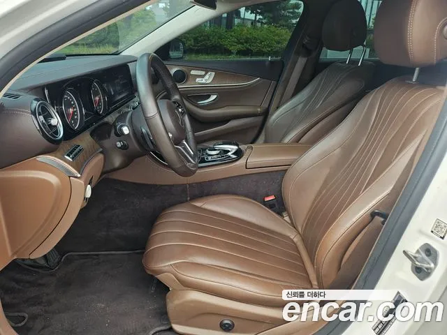 Mercedes-Benz E-Class 2019 thumb 10