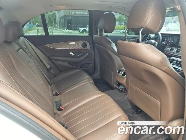 Mercedes-Benz E-Class 2019 thumb 9