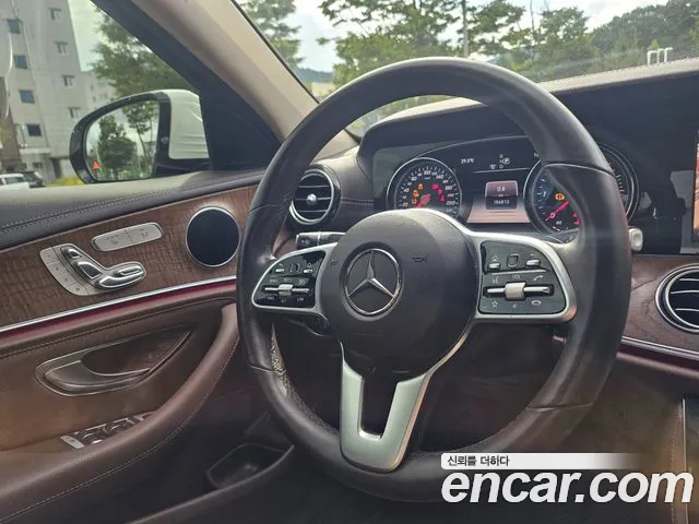 Mercedes-Benz E-Class 2019 thumb 12