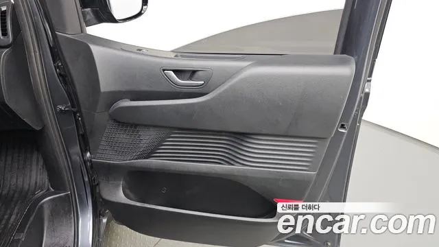 Hyundai Staria 2023 thumb 3