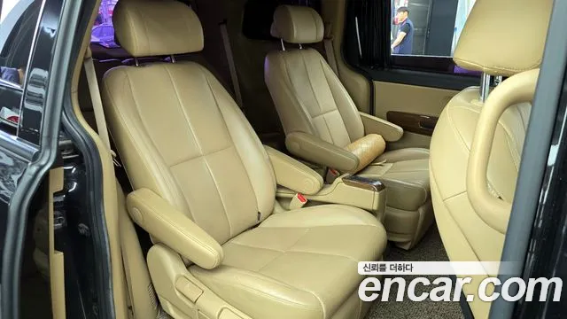 Kia Carnival 2015 thumb 11