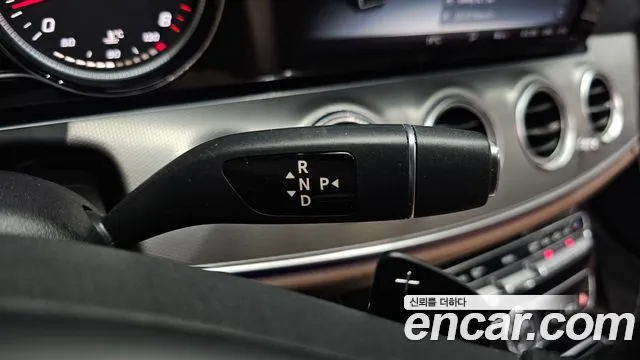 Mercedes-Benz E-Class 2018 thumb 11