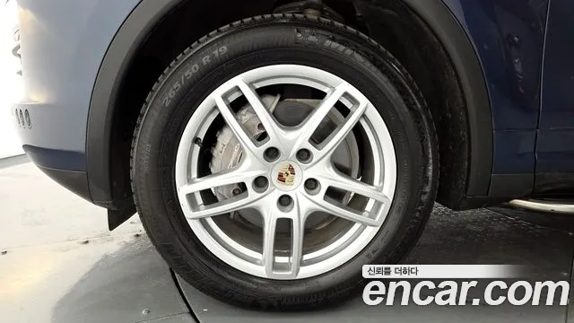 Porsche Cayenne 2012 thumb 4