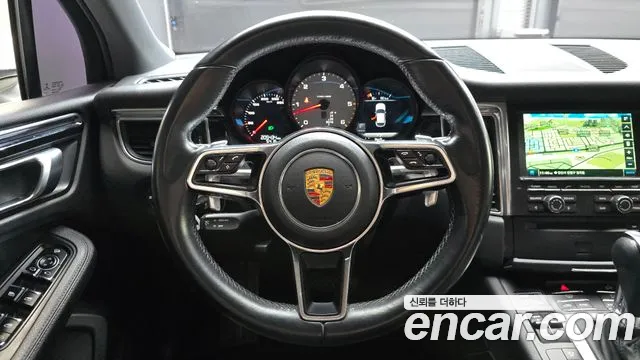 Porsche Macan 2016 thumb 2