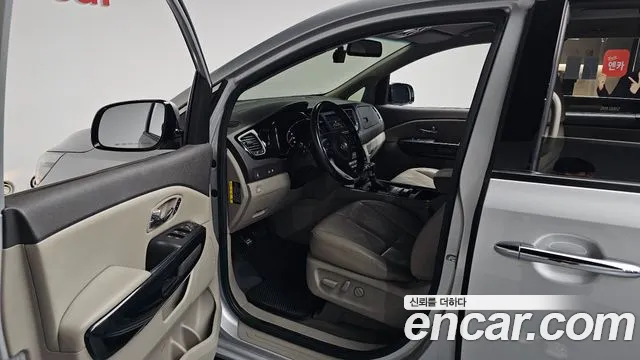Kia Carnival 2017 thumb 9