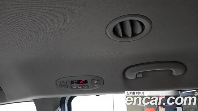Kia Carnival 2017 thumb 10