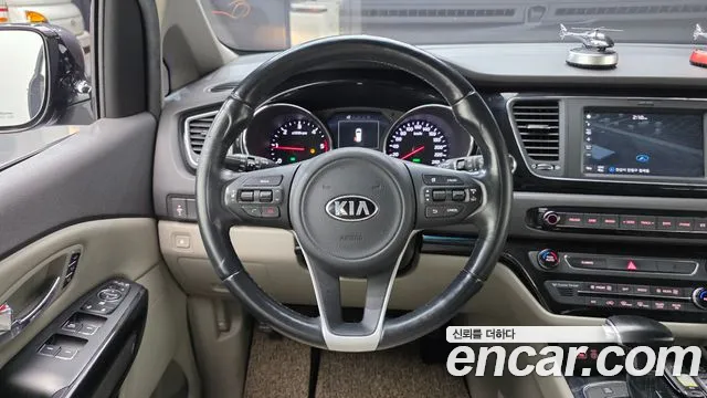 Kia Carnival 2017 thumb 5