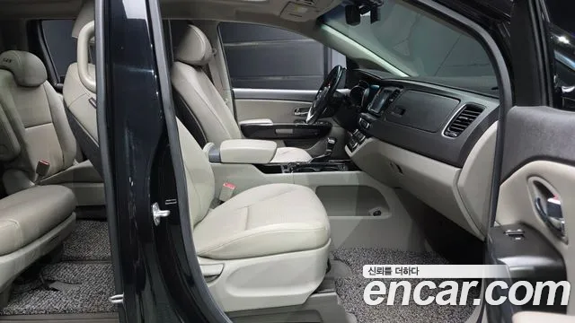 Kia Carnival 2017 thumb 10