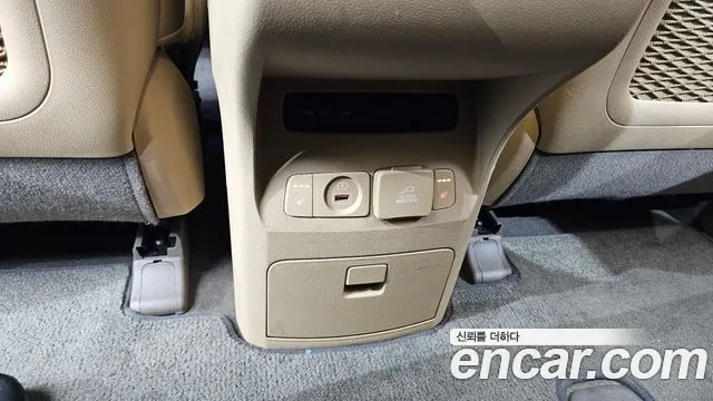 Kia Carnival 2018 thumb 4