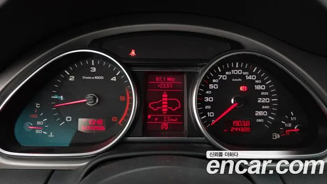 Audi Q7 2010 thumb 6