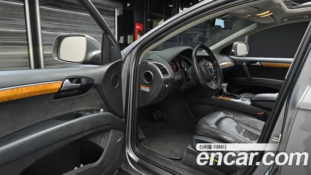 Audi Q7 2010 thumb 10