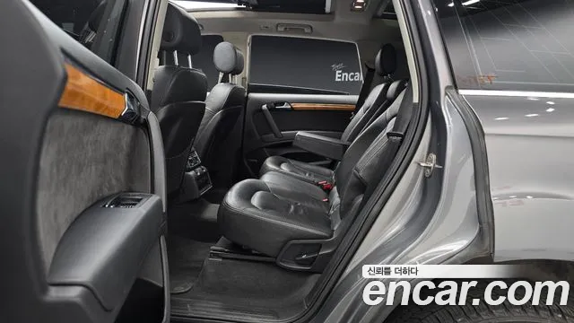 Audi Q7 2010 thumb 9
