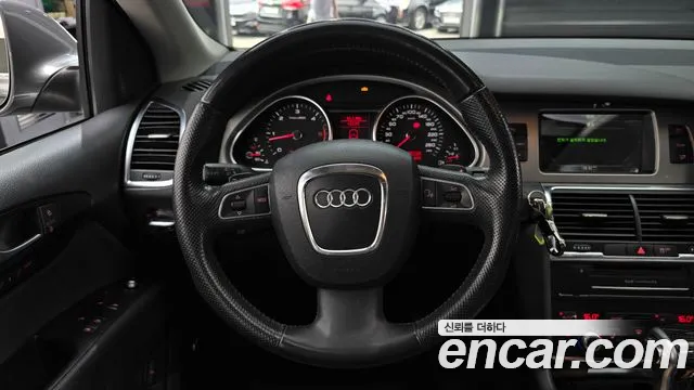 Audi Q7 2010 thumb 11