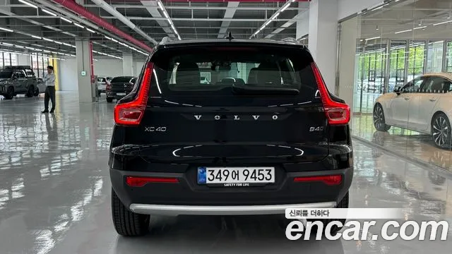 Volvo XC40 2025 thumb 4