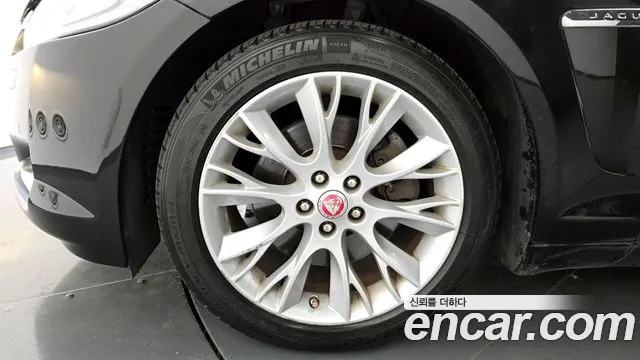 Jaguar XF 2015 thumb 6