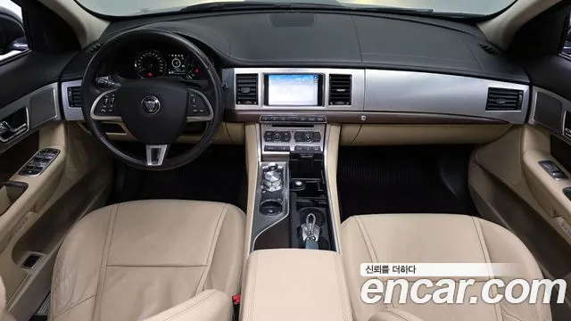 Jaguar XF 2015 thumb 12