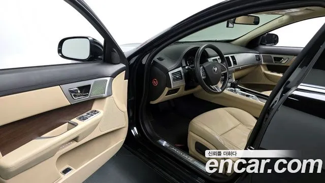 Jaguar XF 2015 thumb 11