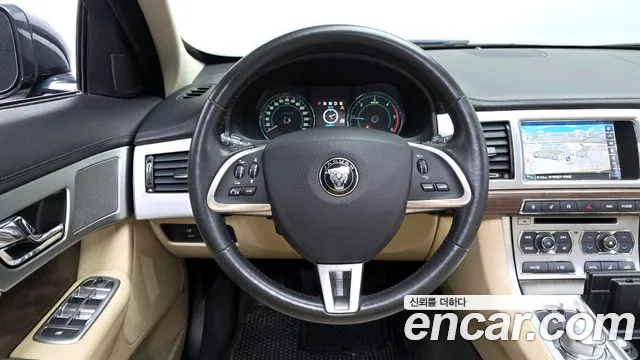 Jaguar XF 2015 thumb 4