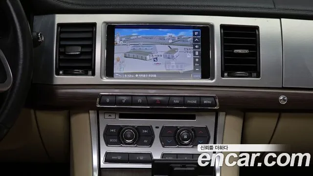 Jaguar XF 2015 thumb 5