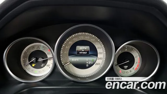 Mercedes-Benz E-Class 2015 thumb 10