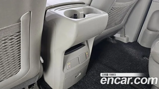 Kia Carnival 2017 thumb 2