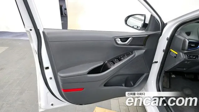 Hyundai Ioniq Hybrid 2016 thumb 9