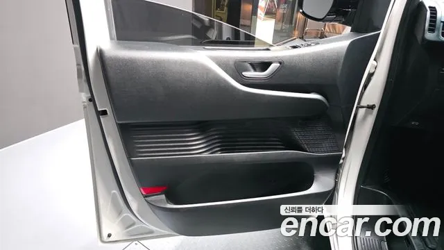 Hyundai Staria 2024 thumb 4