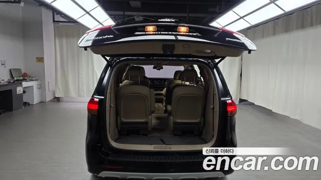 Kia Carnival 2016 thumb 8