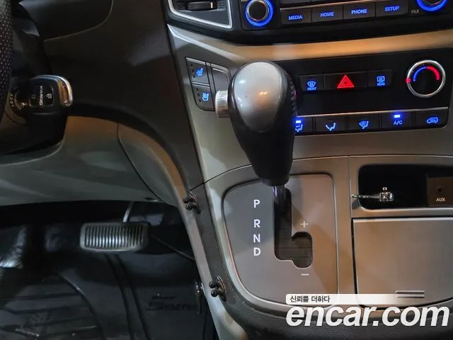 Hyundai Staria 2021 thumb 4