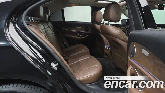 Mercedes-Benz E-Class 2017 thumb 10