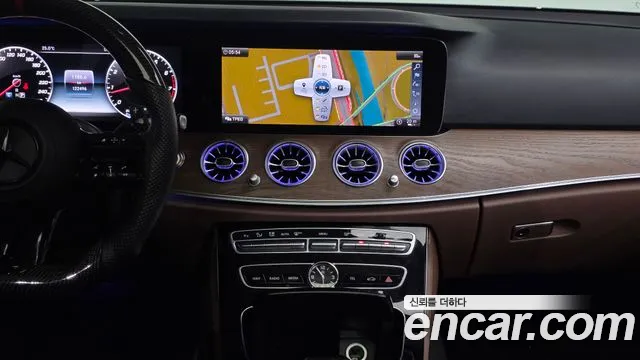 Mercedes-Benz E-Class 2017 thumb 11