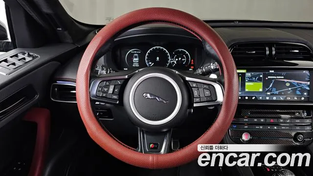 Jaguar F-Pace 2017 thumb 9