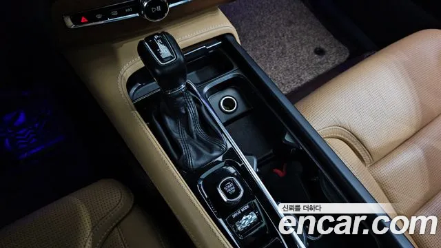 Volvo XC90 2018 thumb 11