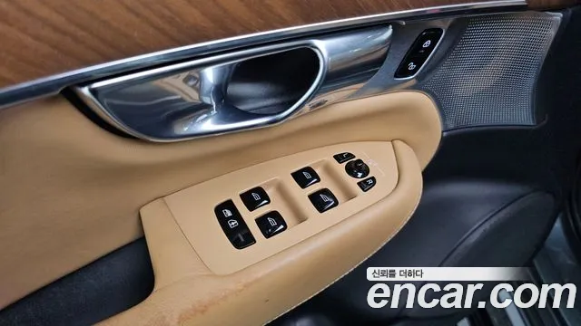 Volvo XC90 2018 thumb 2
