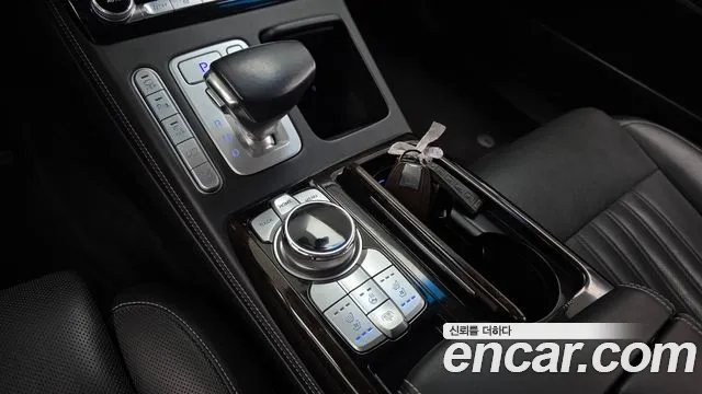 Genesis G90 2018 thumb 2
