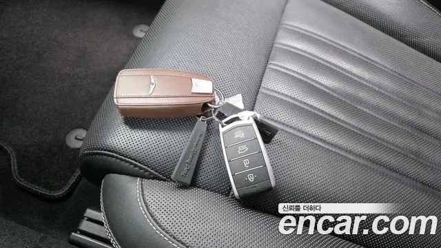 Genesis G90 2018 thumb 9