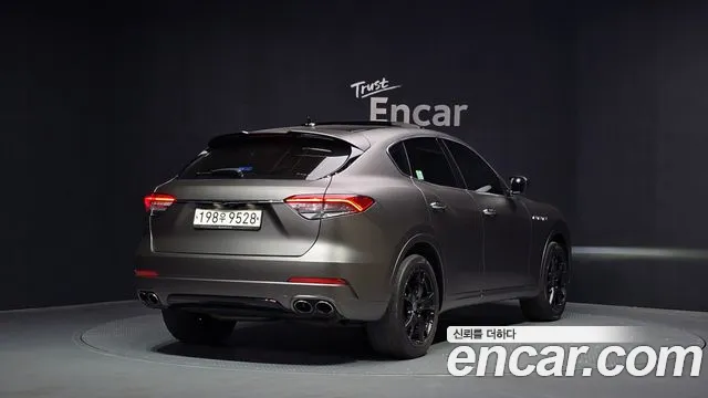 Maserati Levante 2018 thumb 3