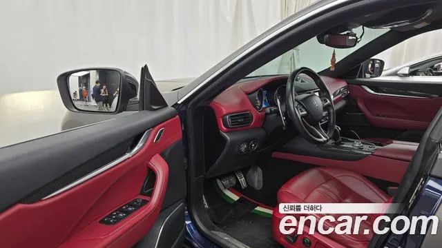 Maserati Levante 2018 thumb 11