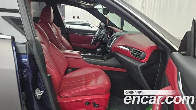 Maserati Levante 2018 thumb 2