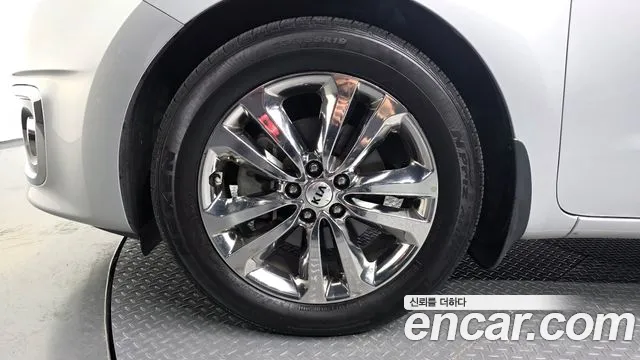Kia Carnival 2015 thumb 11