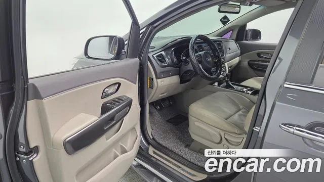 Kia Carnival 2016 thumb 10