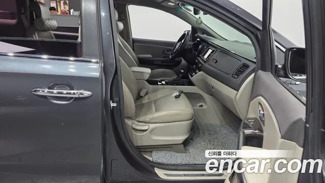 Kia Carnival 2016 thumb 12