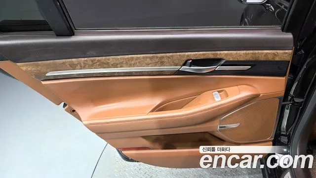 Genesis G90 2019 thumb 9