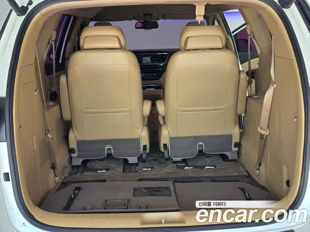 Kia Carnival 2016 thumb 3
