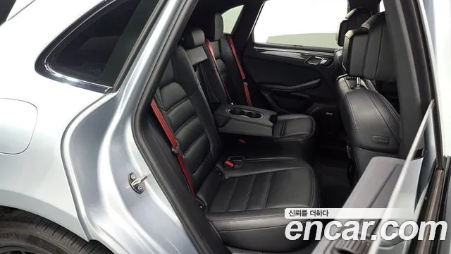 Porsche Macan 2021 thumb 12